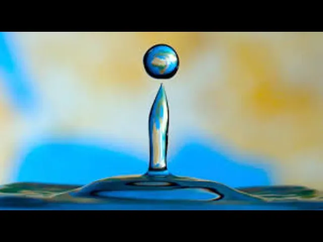 水珠是如何穿过地球图的?男子将镜头放慢5000倍,场面相当壮观!